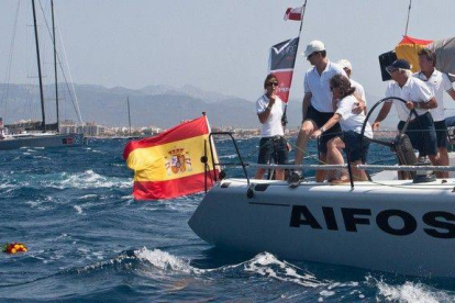 El príncipe Felipe, a bordo del 'Aifos', observa el ramo de flores lanzado al mar en homenaje al contraalmirante Sánchez Barcaiztegui, hoy, en Palma de Mallorca.