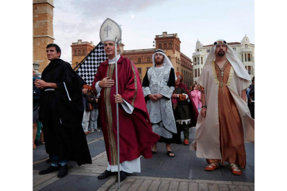 Distintos momentos del desfile de las cien doncellas en la zona de la plaza de la Catedral, ayer; hoy formarán parte de la ceremonia de Las Cantaderas. JESÚS F. SALVADORES
