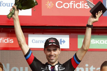 El ciclista holandés del equipo Giant, Tom Dumoulin, en el podio al proclamarse el vencedor de la novena etapa y recupera el liderato de la clasificación general de la Vuelta Ciclista a España.