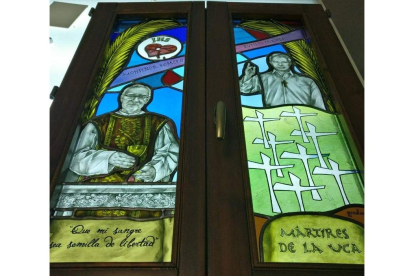El ventanal de homenaje a Romero y las otras vidrieras ha sido realizadas por Grisallas. S, BERNARDO