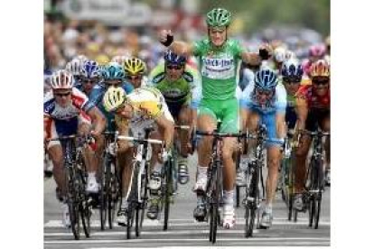Boonen ganó la etapa mientras McEwen embestía a otro a su izquierda