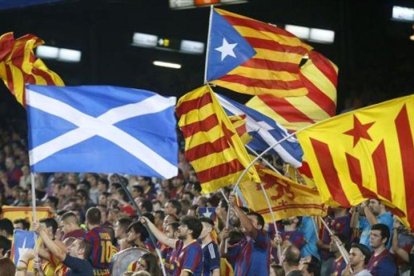 Banderas independentistas en un partido del Barça.