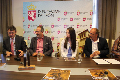 Representantes políticos y del festival flanquean a la actriz aragonesa Elena Rivera. RAMIRO