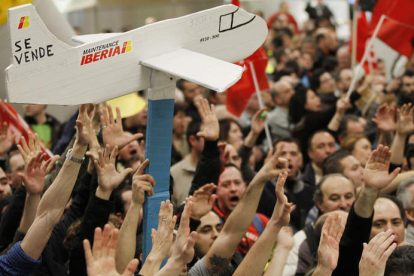 Trabajadores de Iberia se manifiestan en la T4 del aeropuerto de Barajas en febrero.