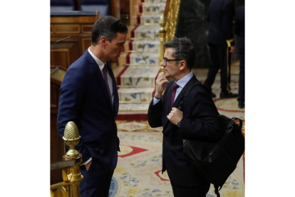 Pedro Sánchez habla con Bolaños en el Congreso. JUAN CARLOS HIDALGO