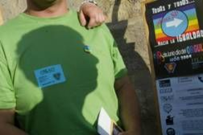 Un participante en la concentración del orgullo gay exhibiendo una pegatina reivindicativa