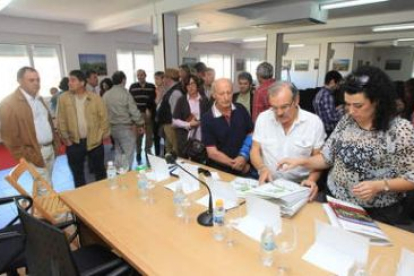 Miembros de Salvemos Bierzo, con Prada colocando folletos, durante una de sus últimas reuniones de c
