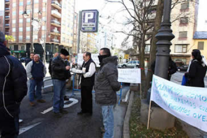 Los trabajadores se plantaron con pancartas a la entrada del aparcamiento del grupo empresarial.