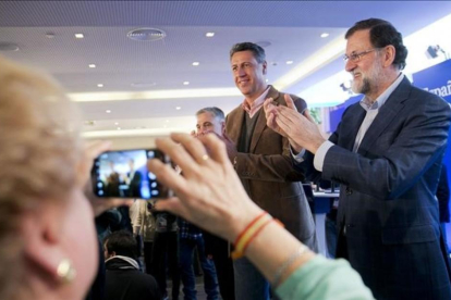 El candidato del PPC, Xavier García Albiol, junto al presidente del Gobierno, Mariano Rajoy, el pasado sábado en Mataró (Barcelona).