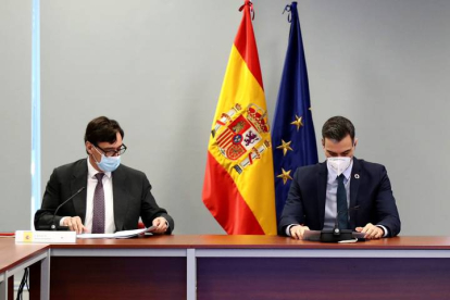 El presidente del Gobierno, Pedro Sánchez (d), preside la reunión del Comité de seguimiento del coronavirus celebrada en Madrid, este lunes, junto al ministro de Sanidad, Salvador Illa (i). FERNANDO CALVO