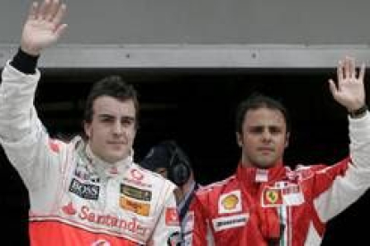 Alonso y Massa saludan en el circuito de Sepang tras la ronda de clasificaciones