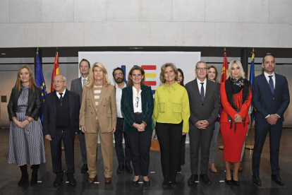 Teresa Ribera, en el centro, con los participantes en la Conferencia Europea. PABLO MARTÍN