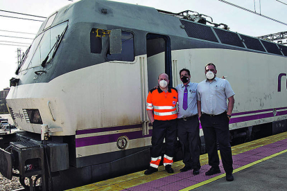 Personal ferroviario ante una 252 en los andenes de la estación de Quintana de Raneros. FERNANDO OTERO