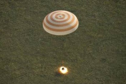 Aterizaje de la nave "Soyuz TMA-15M", en Zhezkazgan, Kazijistán.