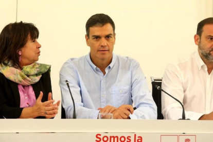 Pedro Sánchez, junto a sus principales colaboradores, este lunes.