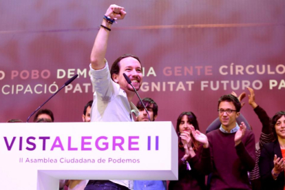 Iglesias saluda ante la mirada de Errejón tras abrir la asamblea de Podemos.