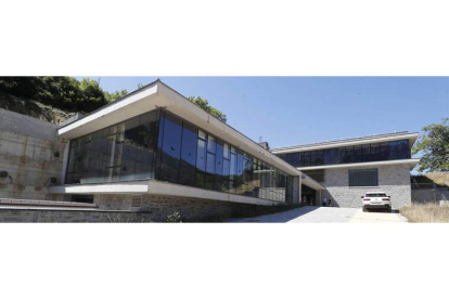 Imagen exterior del edificio que albergará el Centro de Visitantes de Posada de Valdeón. RAMIRO