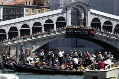 Concentración de góndolas en el Gran Canal de Venecia.