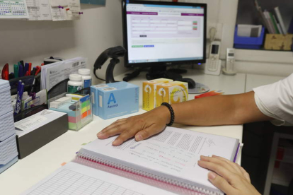La farmacia rural ayuda a los pacientes a revisar y preparar las tomas para asegurarse la adherencia. RAMIRO