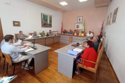Imagen del pleno celebrado ayer a mediodía en el Ayuntamiento de Villablino. DL