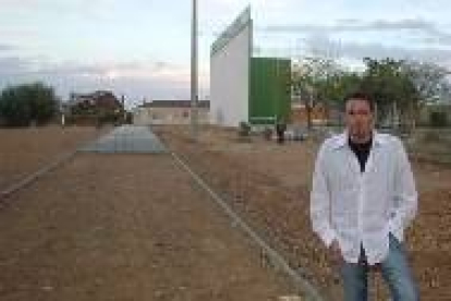 José Antonio Cartón posa delante de las obras de ajardinamiento del parque de la Festilla