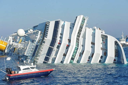 Imagen del crucero ‘Costa Concordia’, que naufragó el viernes en las costas italianas.