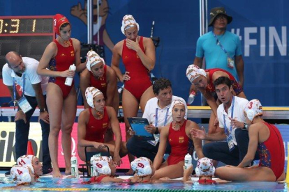Las jugadoras escuchan las instrucciones de Miki Oca durante el tercer cuarto ante Hungría.