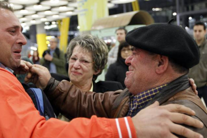 Antonio Valenzuela saluda a sus padres que lo reciben llorando en el aeropuerto de Barajas.