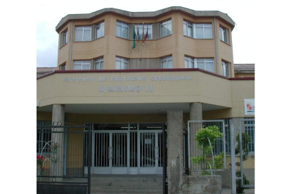 La entrada principal al instituto de La Robla.