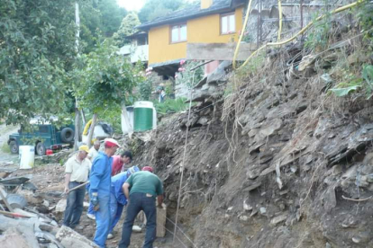 Un grupo de vecinos durante las labores de reconstrucción del pueblo. CORTESÍA DE LOS VECINOS