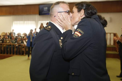 Patricia Sánchez besa a su marido durante la entrega de condecoraciones. RAMIRO
