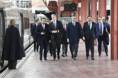 El rey y Pedro Sánchez, en Madrid momentos antes de subirse al tren a Asturias. ADIF