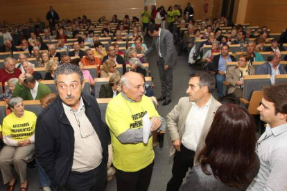 El psicólogo Raigada, junto a afectados y abogados de la plataforma, ayer en Ponferrada.