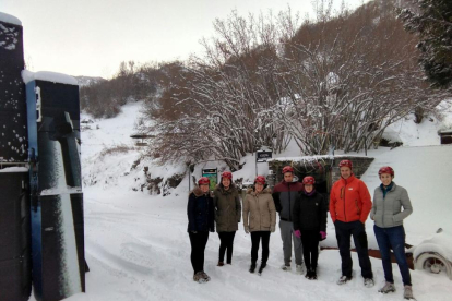 El grupo que desafió a la nieve y visitó hoy las Cuevas de Valporquero, reabiertas después de que una máquina limpiara la carretera de nieve.