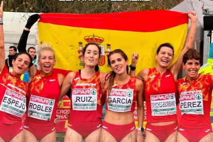 Marta García, tercera por la derecha junto a sus compañeras de selección, plata por equipos en el europeo de Cross. FREA