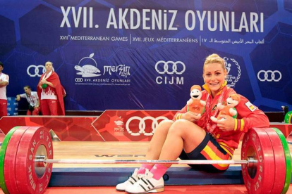 Lidia, delante de las pesas con las dos medallas de oro conseguidas en los Juegos Mediterráneos.