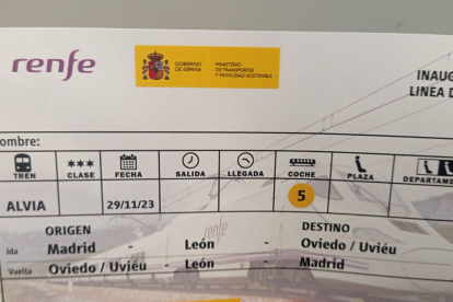 Así es el billete de Renfe que abre la nueva línea León-Gijón. DL