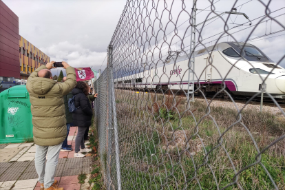 Vecinos de Trobajo del Camino al paso del tren a Asturias. P. I.