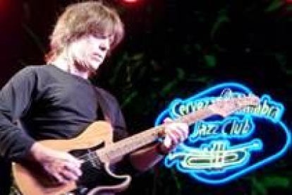 El guitarrista norteamericano Mike Stern durante una actuación en Almuñécar