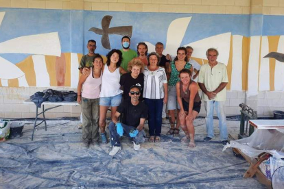 Los participantes en el taller de Valderas, frente al muro firmado por el artista Manuel Sierra. DL