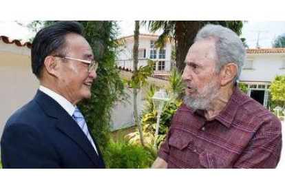 Fidel Castro estrecha la mano al presidente de la Asamblea Nacional china, Wu Bangguo.