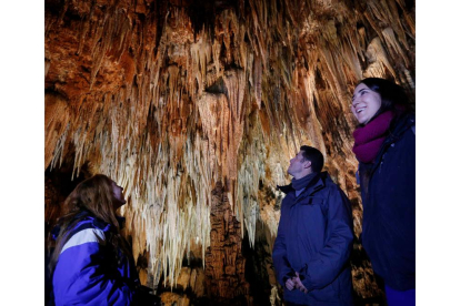 Un grupo de visitantes contempla uno de los escenarios posibles en la cueva de Valporquero. JESÚS