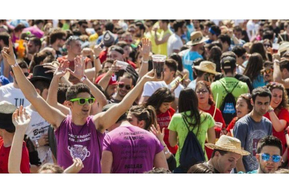 Fiesta universitaria con botellón, el pasado 26 de abril, en el antiguo circuito de Fórmula Uno, de Valencia.