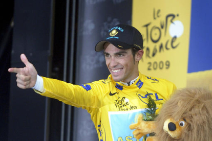 Contador realiza su gesto de la victoria, con una gran sonrisa, tras ganar la contrarreloj de Annecy