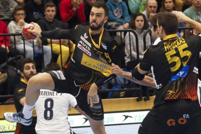 Alex Costoya, jugador del Abanca Ademar, volvió a tener ayer minutos y protagonismo con la selección española.