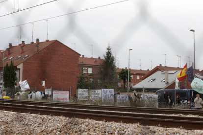 Concentración a favor del soterramiento del tren en Trobajo del Camino, al paso de viaje inaugural de la línea de alta velocidad de León a Asturias. F. Otero Perandones.