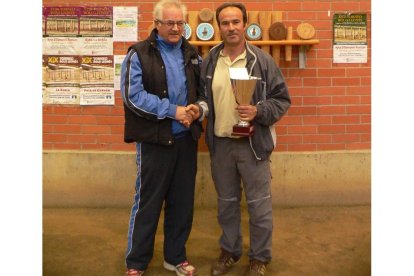 Tino Laso recibe el trofeo tras completar la mejor ficha.