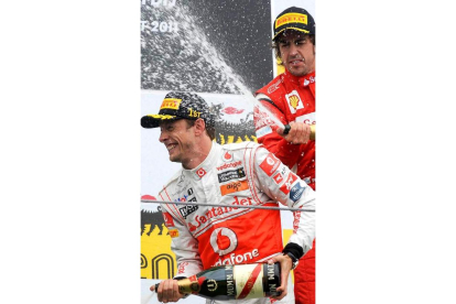 Button y Alonso celebran el podio del Gran Premio de Hungría.