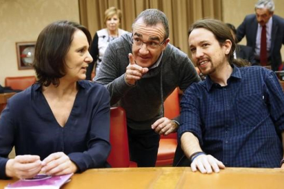 Pablo Iglesias conversa con Carolina Bescansa en el Congreso.