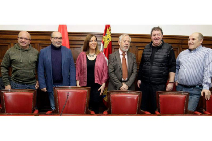 La delegada del Gobierno en Castilla y León, Virginia Barcones, se reunió con los representantes de los trabajadores del centro. ICAL